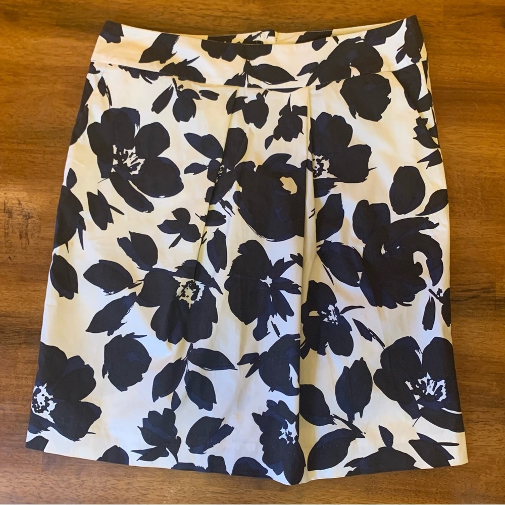 Simply Vera Vera Wang size 6 white black navy back zipper front pockets